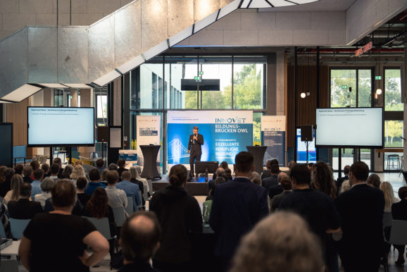 „Vier Partner - Ein Ziel“ - Feierliche Abschlusskonferenz des InnoVET-Projektes Bildungsbrücken OWL