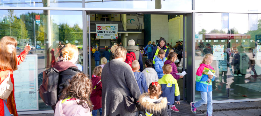 2.000 Kinder verwandeln die PHOENIX CONTACT arena in eine große Experimentierwerkstatt